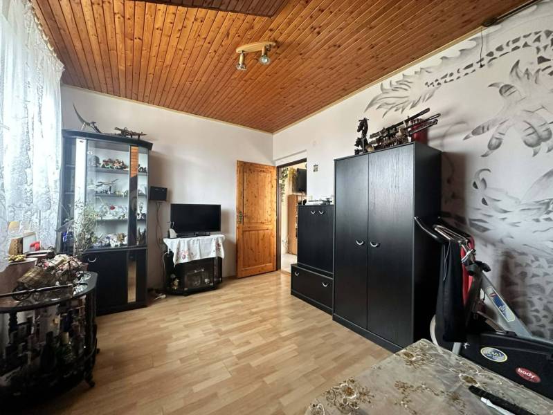 ☎️0918197701   Na predaj 2 generačný,  8 izbový poschodový dom s dvoma - Izba v rodinnom dome s podlahou s dreveným dekorom, čiernym nábytkom a dekoráciami.