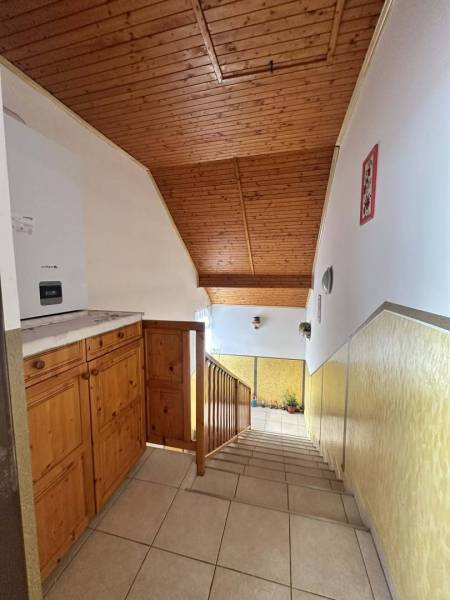 ☎️0918197701   Na predaj 2 generačný,  8 izbový poschodový dom s dvoma - Schodisko v rodinnom dome so svetlým dreveným stropom a žltými stenami.