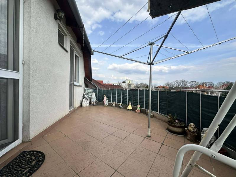 ☎️0918197701   Na predaj 2 generačný,  8 izbový poschodový dom s dvoma - Terasa rodinného domu v Šamoríne s ozdobnými sochami a výhľadom na strechy.