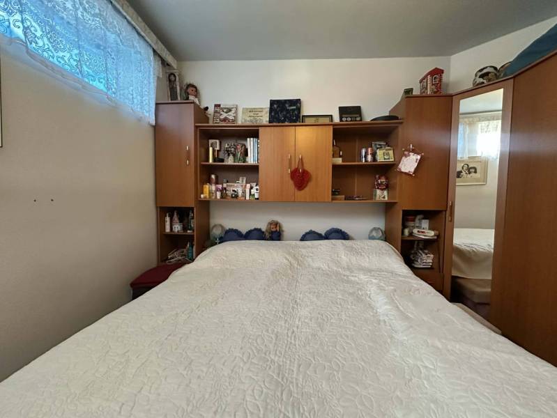 ☎️0918197701   Na predaj 2 generačný,  8 izbový poschodový dom s dvoma - Spálňa v rodinnom dome s veľkou posteľou a úložnými skrinkami.