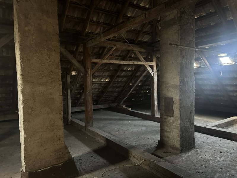 ☎️0918197701 Rodinný dom s veľkým potenciálom v obci Dolný Štál – ideá - Podkrovie s drevenými nosnými trámami a prirodzeným osvetlením v rodinnom dome.