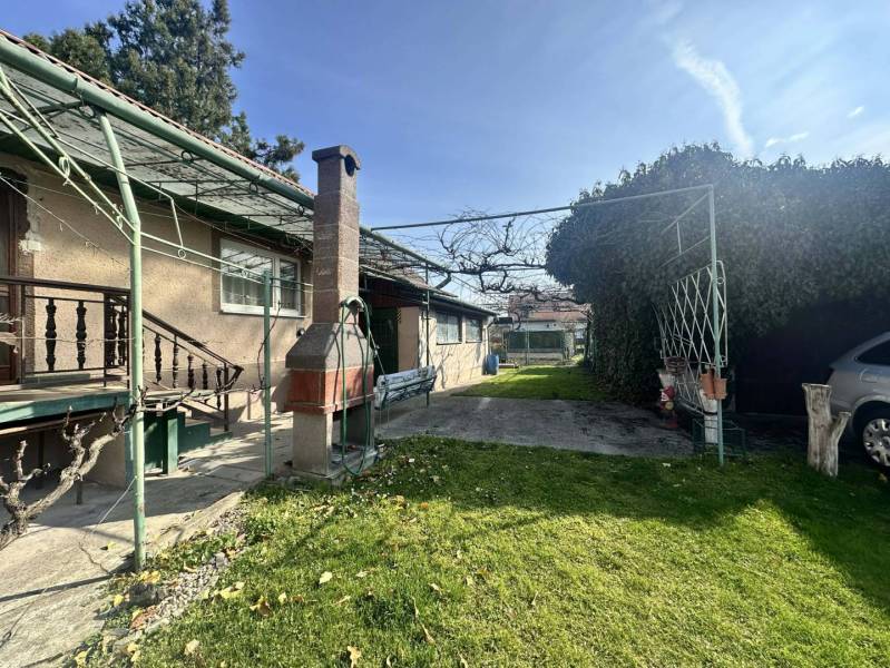 ☎️0918197701 Rodinný dom s veľkým potenciálom v obci Dolný Štál – ideá - Rodinný dom v Dolnom Štále s terasou, zeleným trávnikom a altánkom.