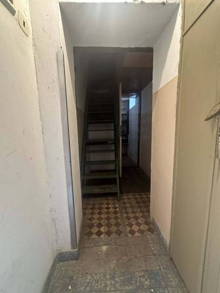 ☎️0918197701 Rodinný dom s veľkým potenciálom v obci Dolný Štál – ideá - V Rodinnom dome je úzky priechod so schodmi a kachličkovou podlahou.