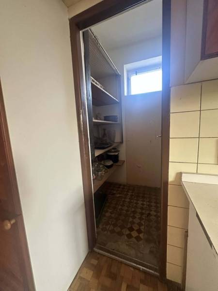 ☎️0918197701 Rodinný dom s veľkým potenciálom v obci Dolný Štál – ideá - Špajza v rodinnom dome, s policami plnými nádob a malým oknom.