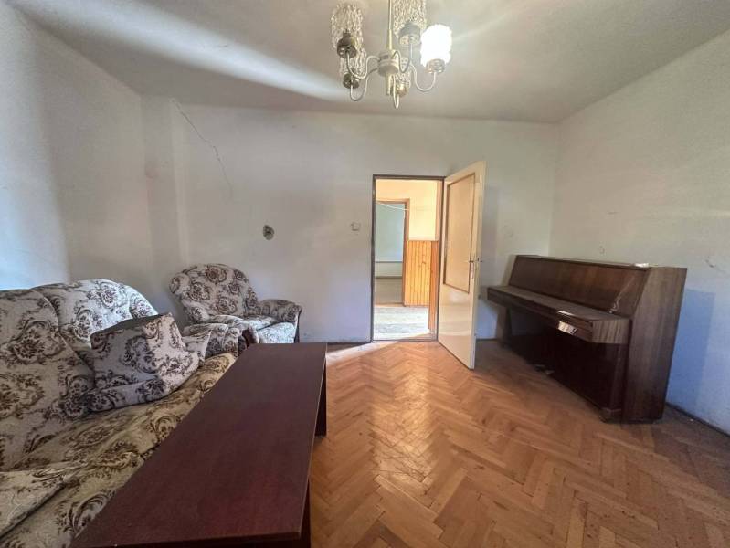 ☎️0918197701 Rodinný dom s veľkým potenciálom v obci Dolný Štál – ideá - Interiér rodinného domu s gaučom, klavírom a podlahou s dreveným dekorom.
