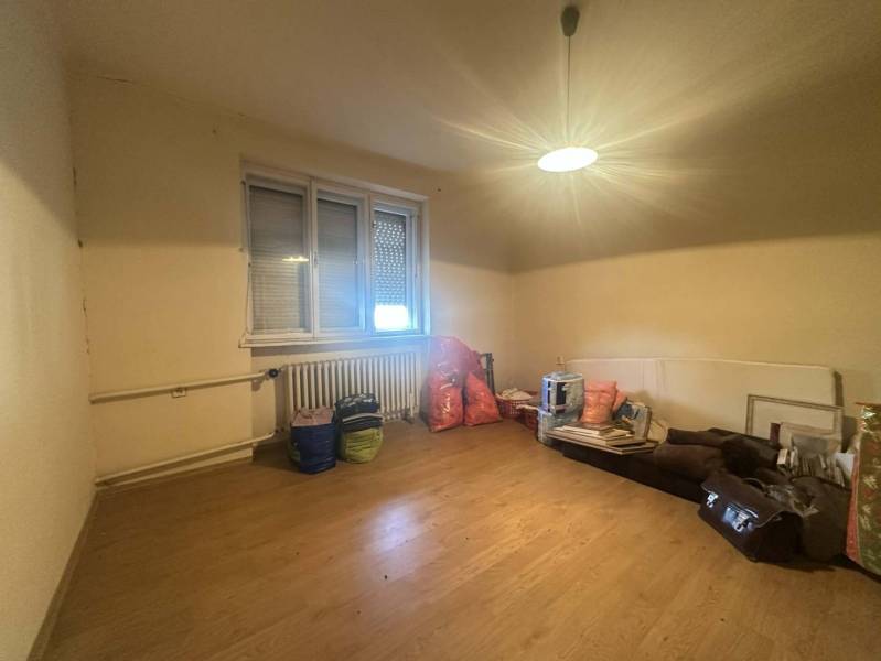 ☎️0918197701 Rodinný dom s veľkým potenciálom v obci Dolný Štál – ideá - Izba v rodinnom dome s podlahou s dreveným dekorom a zabalenými vecami.