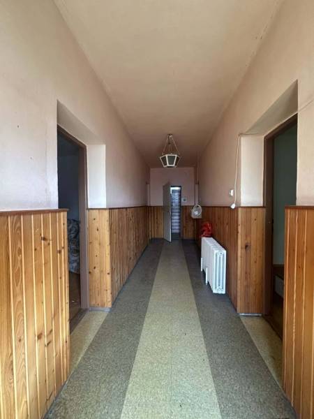 ☎️0918197701 Rodinný dom s veľkým potenciálom v obci Dolný Štál – ideá - Úzky chodba v rodinnom dome s dreveným obkladom a lampou na strope.