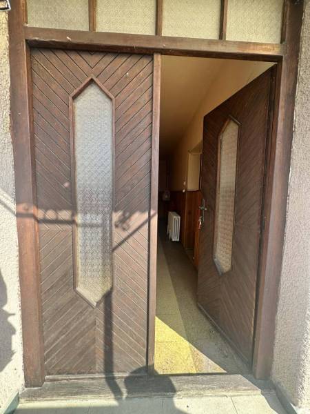 ☎️0918197701 Rodinný dom s veľkým potenciálom v obci Dolný Štál – ideá - Vstupné dvere rodinného domu s dreveným dekorom v Dolnom Štále.