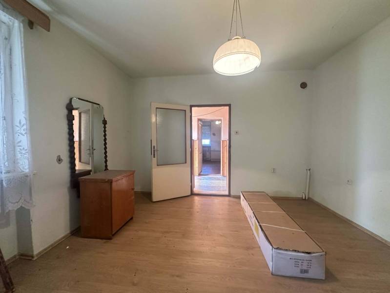 ☎️0918197701 Rodinný dom s veľkým potenciálom v obci Dolný Štál – ideá - Izba v rodinnom dome s podlahou s dreveným dekorom, zrkadlom a skrinkou.