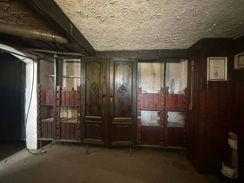 ☎️0918197701 Rodinný dom s veľkým potenciálom v obci Dolný Štál – ideá - Starodávne drevené skrinky a police v Rodinnom dome.