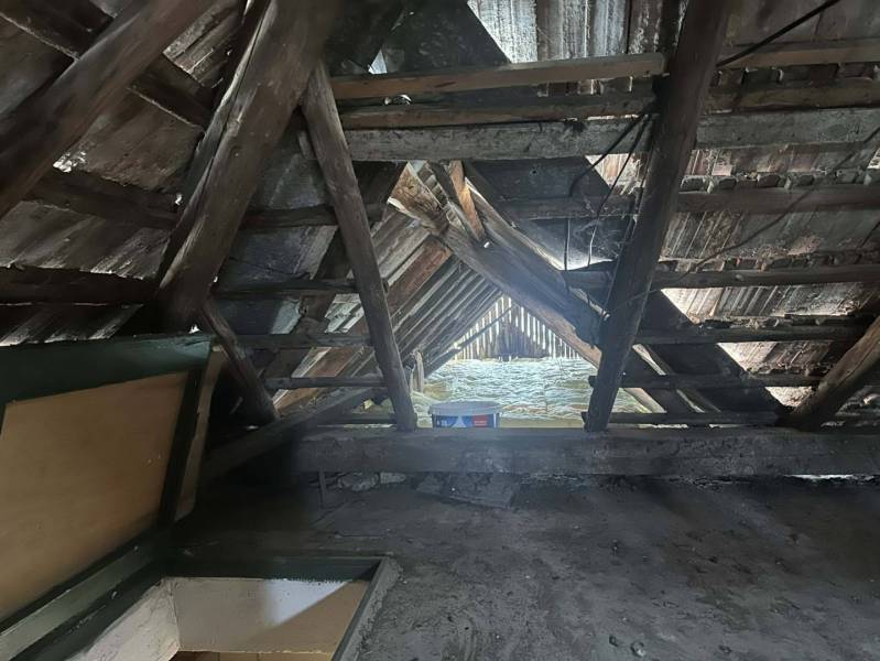 ☎️0918197701 Rodinný dom s veľkým potenciálom v obci Dolný Štál – ideá - Pohľad na podkrovie rodinného domu so strešnou konštrukciou a drevenými trámami.