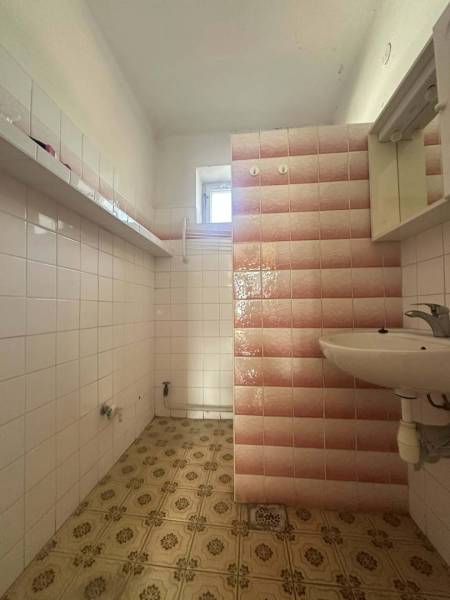 ☎️0918197701 Rodinný dom s veľkým potenciálom v obci Dolný Štál – ideá - Kúpeľňa s umývadlom a unikátnymi dlaždicami v rodinnom dome.