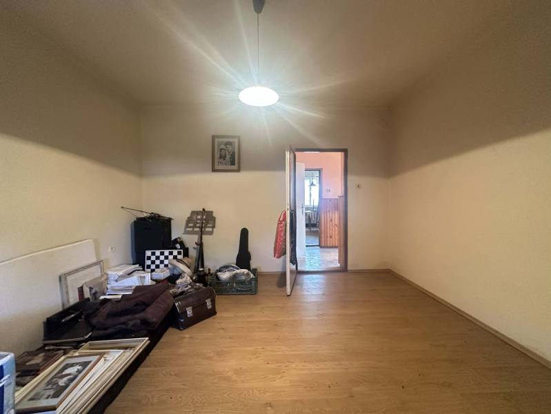 ☎️0918197701 Rodinný dom s veľkým potenciálom v obci Dolný Štál – ideá - Izba v rodinnom dome s podlahou s dreveným dekorom a fotografiami na stenách.