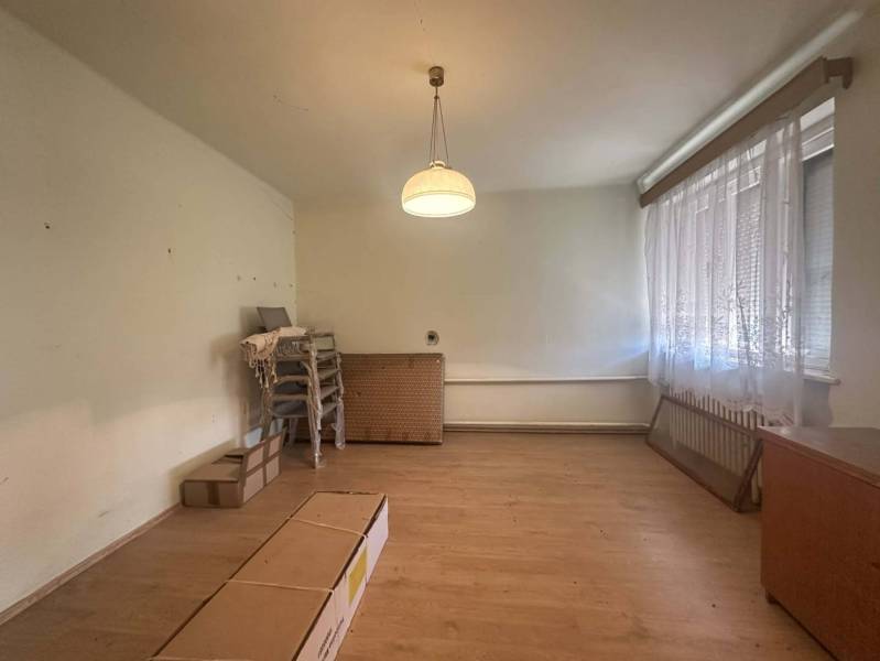 ☎️0918197701 Rodinný dom s veľkým potenciálom v obci Dolný Štál – ideá - Izba v rodinnom dome s podlahou s dreveným dekorom, stoličkami a závesmi.