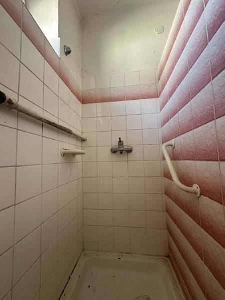 ☎️0918197701 Rodinný dom s veľkým potenciálom v obci Dolný Štál – ideá - Kúpeľňový sprchový kút v rodinnom dome s kachličkovanými stenami a dvomi madlami.