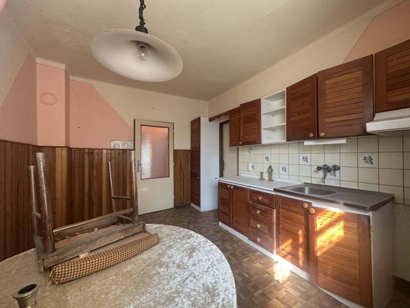 ☎️0918197701 Rodinný dom s veľkým potenciálom v obci Dolný Štál – ideá - Kuchyňa v Rodinnom dome s podlahou s dreveným dekorom a rustikálnymi skrinkami.