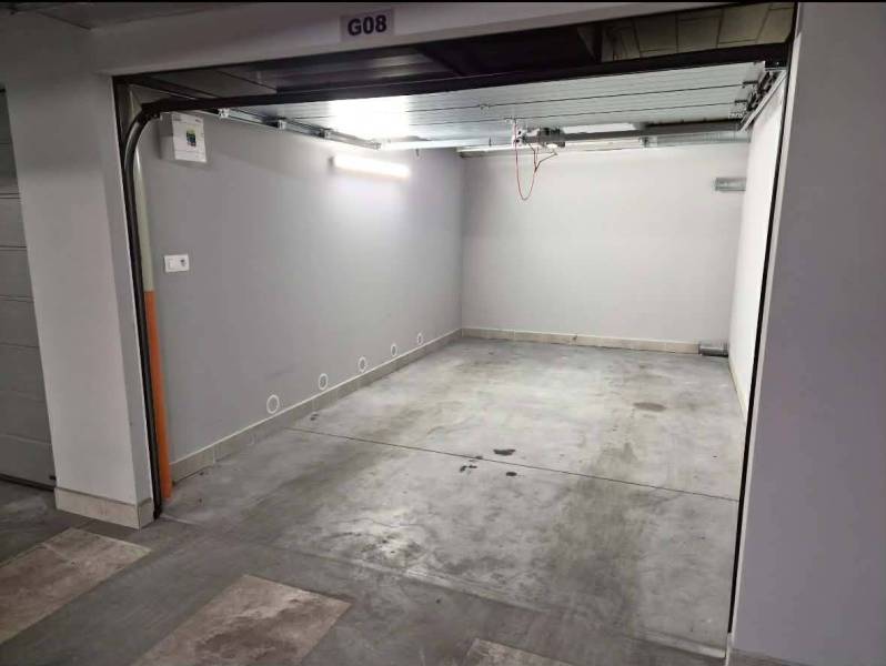 ☎️  0918/197 701  Na prenájom garáž s automatickou bránou  pre jedno o - Prázdne garáže s betónovou podlahou a svetlom na strope.