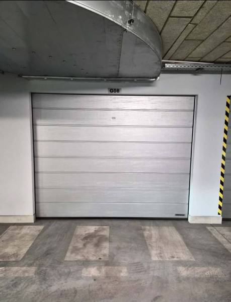 ☎️  0918/197 701  Na prenájom garáž s automatickou bránou  pre jedno o - Garážová brána s označením G08 s betónovou podlahou.