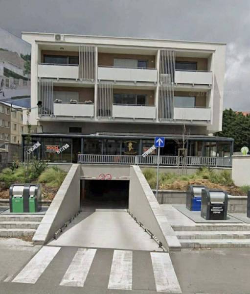 ☎️  0918/197 701  Na prenájom garáž s automatickou bránou  pre jedno o - Budova s vchodom do garáží v Dunajskej Strede, recyklačné kontajnery.