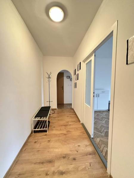 ☎️  0918/197 701  Na prenájom 1 izbový byt s balkónom a pivnicou v mes - Chodba v 1-izbovom byte s podlahou s dreveným dekorom a jednoduchým nábytkom.