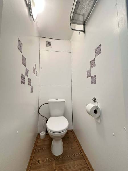 ☎️  0918/197 701  Na prenájom 1 izbový byt s balkónom a pivnicou v mes - Toaleta s dlažbou a podlahou s dreveným dekorom v 1-izbovom byte.