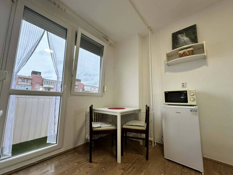 ☎️  0918/197 701  Na prenájom 1 izbový byt s balkónom a pivnicou v mes - Kuchynský kút v 1-izbovom byte s podlahou s dreveným dekorom a balkónovými dverami.