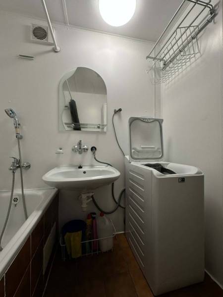 ☎️  0918/197 701  Na prenájom 1 izbový byt s balkónom a pivnicou v mes - Kúpeľňa s vaňou, umývadlom a práčkou v 1-izbovom byte.