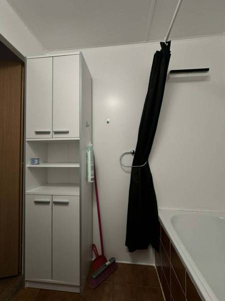 ☎️  0918/197 701  Na prenájom 1 izbový byt s balkónom a pivnicou v mes - Kúpeľňa v 1-izbovom byte s bielou skrinkou a čiernym závesom.