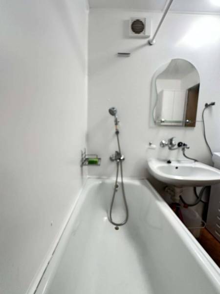 ☎️  0918/197 701  Na prenájom 1 izbový byt s balkónom a pivnicou v mes - Kúpeľňa v 1-izbovom byte s vaňou a umývadlom, svetlé steny, podlaha s dreveným dekorom.