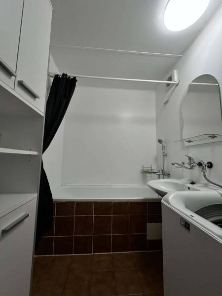 ☎️  0918/197 701  Na prenájom 1 izbový byt s balkónom a pivnicou v mes - Kúpeľňa v 1-izbovom byte so sprchou, umývadlom, práčkou a tmavohnedými dlaždicami.