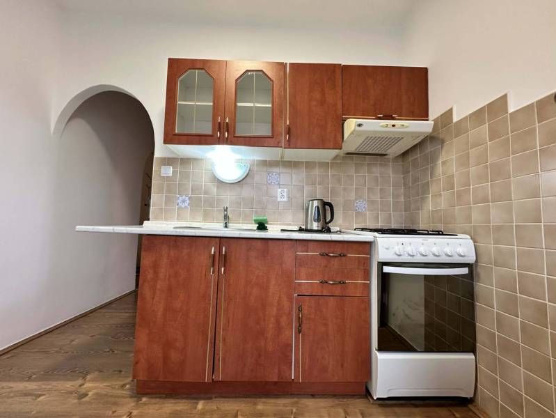 ☎️  0918/197 701  Na prenájom 1 izbový byt s balkónom a pivnicou v mes - Kuchyňa v 1-izbovom byte s kuchynskou linkou a podlahou s dreveným dekorom.