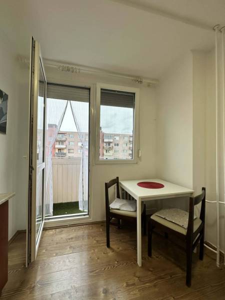 ☎️  0918/197 701  Na prenájom 1 izbový byt s balkónom a pivnicou v mes - Jedálenský kút s dvomi stoličkami a stolom, podlaha s dreveným dekorom.