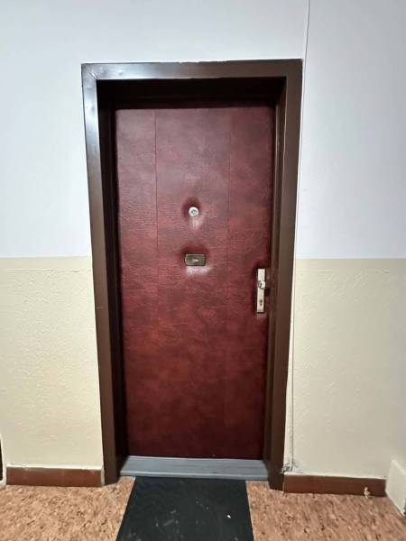 ☎️  0918/197 701  Na prenájom 1 izbový byt s balkónom a pivnicou v mes - Dvere do 1-izbového bytu s tmavým dreveným dekorom a zrkadlom.
