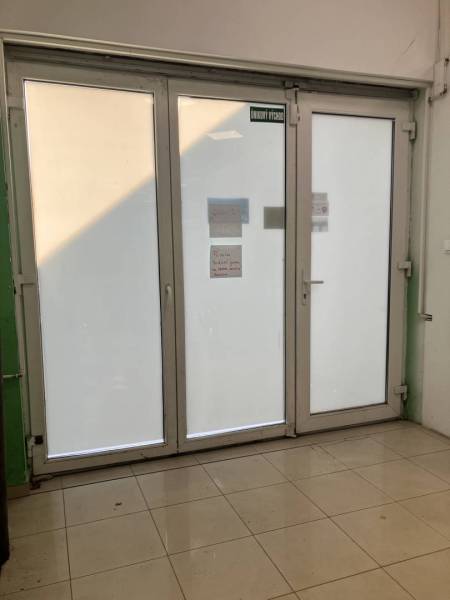☎️0911 234 656 Prenájom obchodný priestor v centre mesta Dunajská Stre - Svetlík v obchodnom priestore so sklenenými dverami a podlahou v obchodnom priestore.