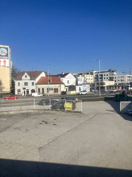 0911 234 656 Prenájom skladový priestor v centre mesta + vlastné parko - Budovy a cesta v Dunajskej Strede pri skladoch a halách pod modrou oblohou.
