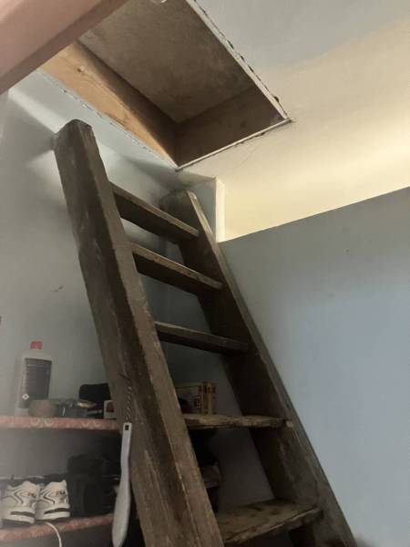 0911 234 656 Predaj rodinný dom v obci Jahodná - Drevené schody vedúce na povalu v rodinnom dome, poličky s obuvou a potrebami.
