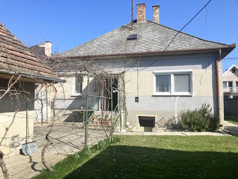 0911 234 656 Predaj rodinný dom v obci Jahodná - Rodinný dom v Jahodnej s trávnikom, terasou a prístreškom, tehlová strecha.