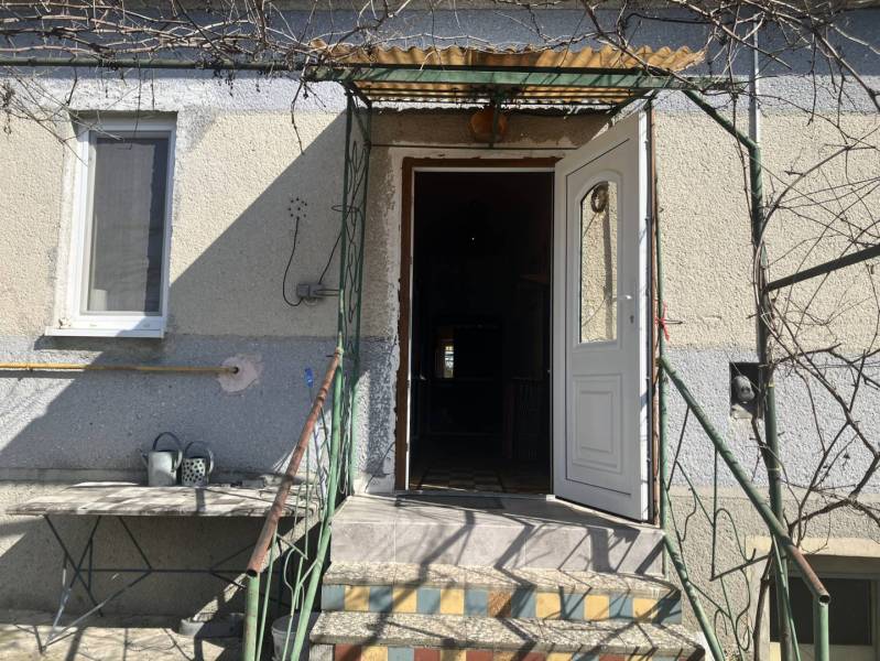 0911 234 656 Predaj rodinný dom v obci Jahodná - Vstup do rodinného domu v Jahodnej s bielymi dverami a malou terasou.