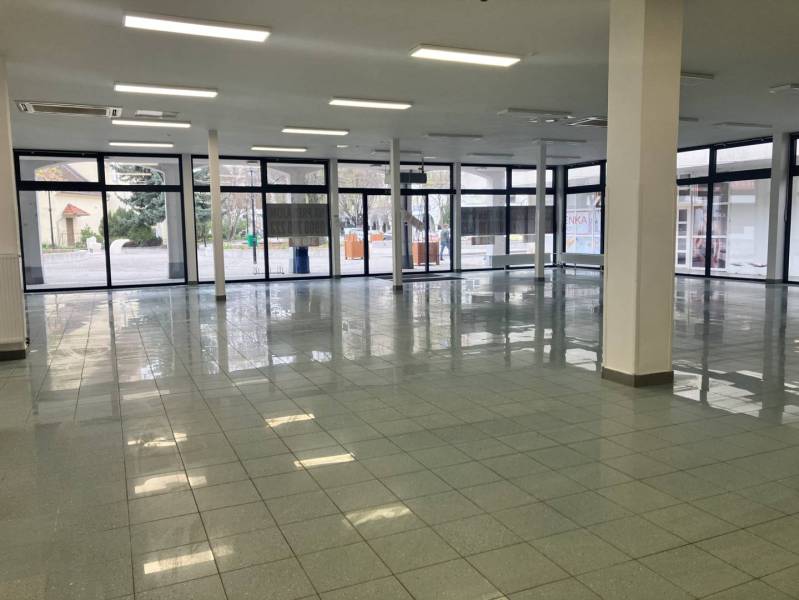 0911 234 656 Prenájom obchodný priestor v centre mesta - Svetlé obchodné priestory s veľkými oknami a dlažbou.