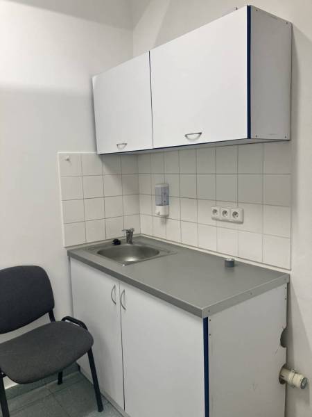 0911 234 656 Prenájom obchodný priestor v centre mesta - Kuchynský kút v obchodných priestoroch s bielymi skrinkami a umývadlom.