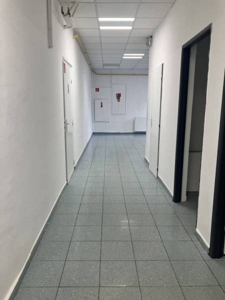0911 234 656 Prenájom obchodný priestor v centre mesta - Chodba s bielymi stenami a svetlou dlažbou v obchodných priestoroch.
