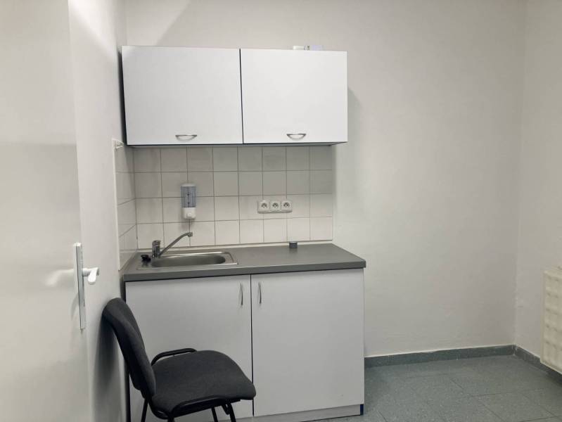 0911 234 656 Prenájom obchodný priestor v centre mesta - Malá kuchynská linka s umývadlom a skrinkou, jednoduché obchodné priestory.