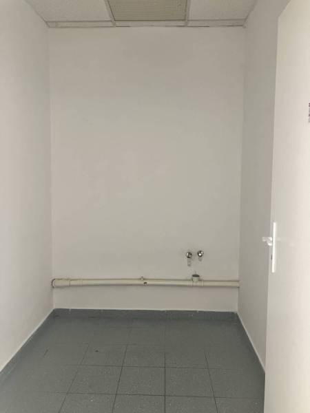 0911 234 656 Prenájom obchodný priestor v centre mesta - Biele steny s dlažbou a prívod vody v obchodných priestoroch.