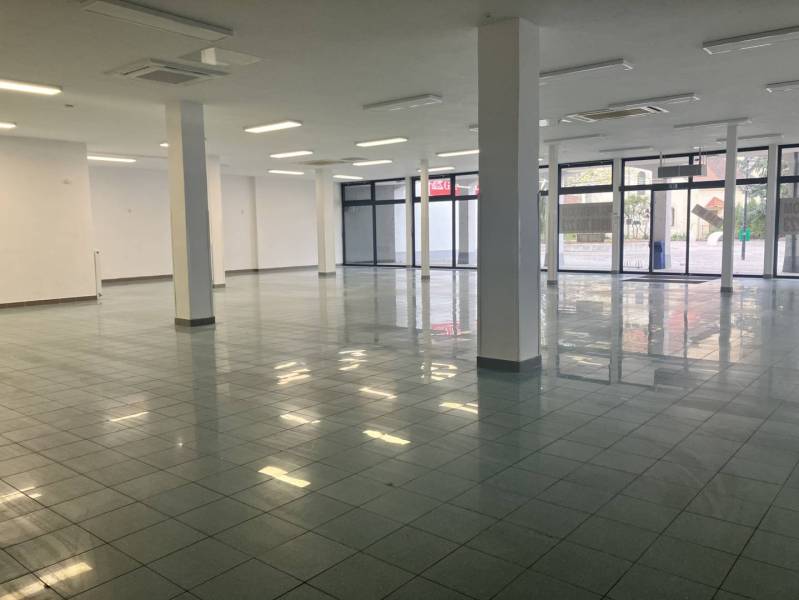 0911 234 656 Prenájom obchodný priestor v centre mesta - Rozľahlé obchodné priestory s presklenými stenami a svetlými dlaždicami.