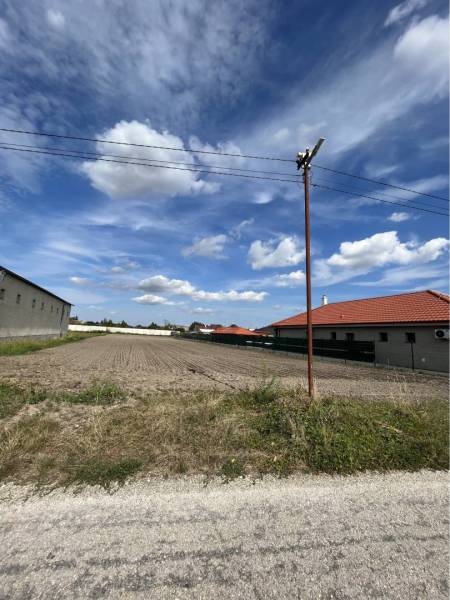 ZNÍŽENÁ CENA! Veľký, 2038 m2 stavebný pozemok v Holiciach! - Predmestská časť Holíc, pozemky - bývanie, s výhľadom na strechy a pole.