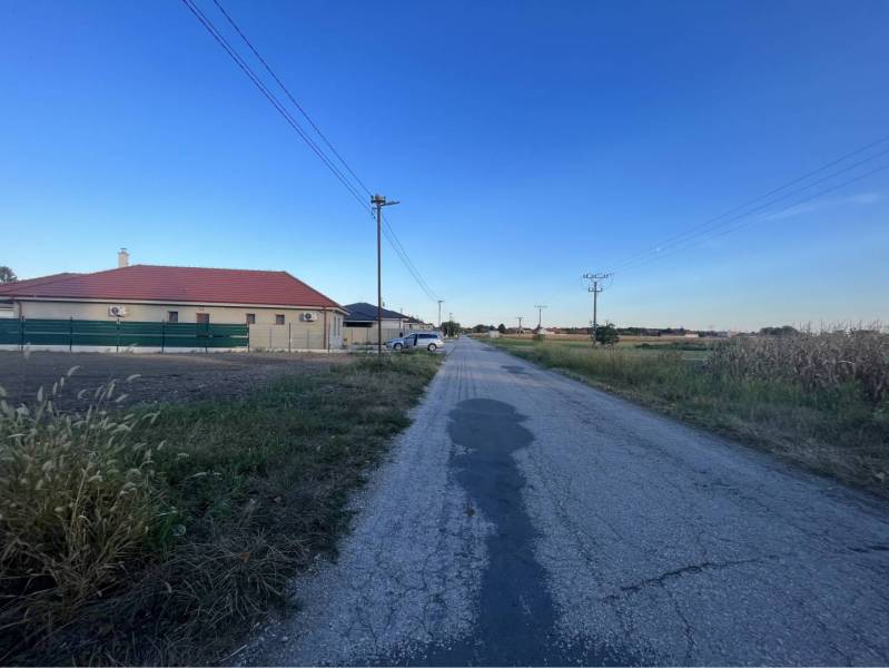 ZNÍŽENÁ CENA! Veľký, 2038 m2 stavebný pozemok v Holiciach! - Pokojná cesta v Holiciach obklopená pozemkami na bývanie a vidieckym prostredím.