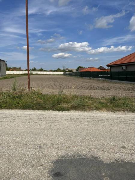 ZNÍŽENÁ CENA! Veľký, 2038 m2 stavebný pozemok v Holiciach! - Pozemky pre bývanie v Holiciach so zoranou pôdou, vesnickou cestou a plotom.