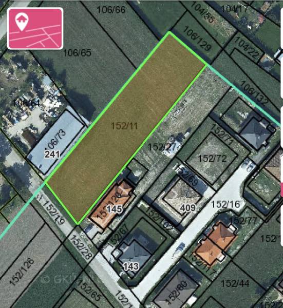 ZNÍŽENÁ CENA! Stavebný pozemok o rozlohe 557 m2 v Holiciach! - Letecký pohľad na pozemky v plánovaní bývania, s rozdelenými parcelami pre domy.