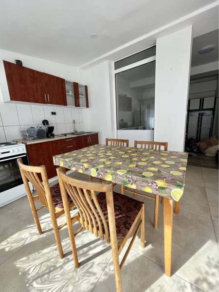 ZNÍŽENÁ CENA!!! Apartmánový dom na predaj vo Veľkom Mederi - Kuchyňa v rodinnom dome s dreveným nábytkom, kachličkovanou stenou a podlahou s dreveným dekorom.