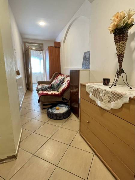 ZNÍŽENÁ CENA!!! Apartmánový dom na predaj vo Veľkom Mederi - Chodba v rodinnom dome s dlažbou, skrinkou a ozdobnou vázičkou s kvetmi.